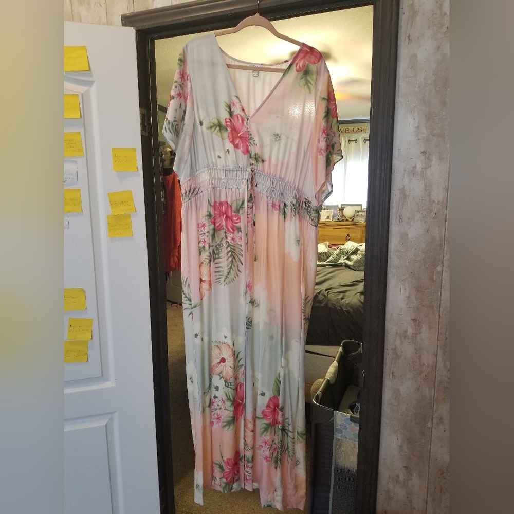 Beautiful floral maxi dress with front slit from Venus size 2x